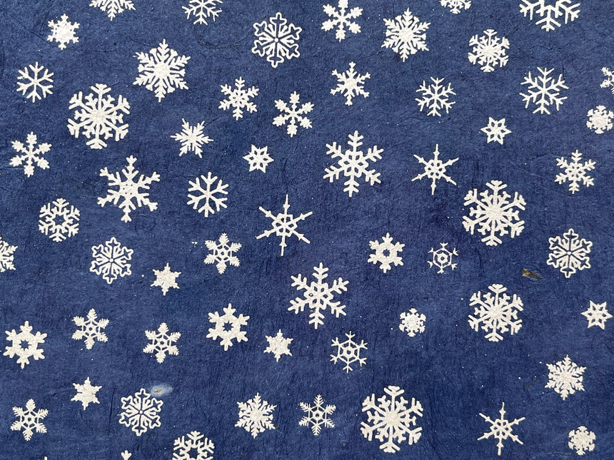 紺色の下地に銀色の雪の結晶が描かれた和紙