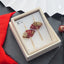 ボルドー色（ワインレッド）の美しい和紙で作られた桐箱入りの縁起の良い扇形の着物アクセサリー