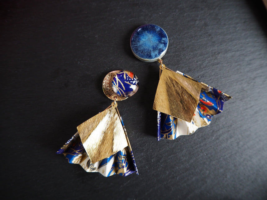 青い陶器と青色の美しい和紙で作られた扇子デザインアクセサリー