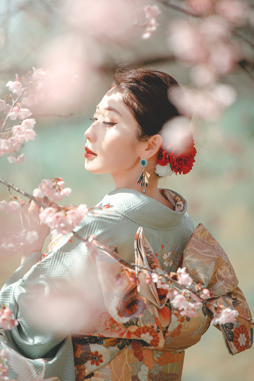 満開の桜並木と美しい着物の女性