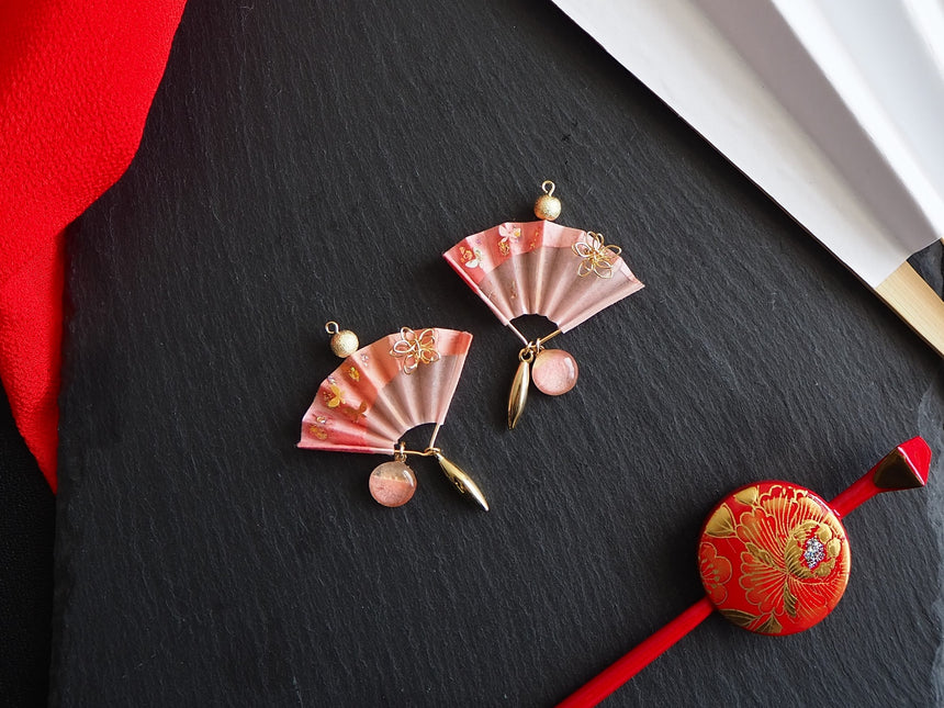 ピンク色の美しい和紙で作られた縁起のいい扇子デザインアクセサリー